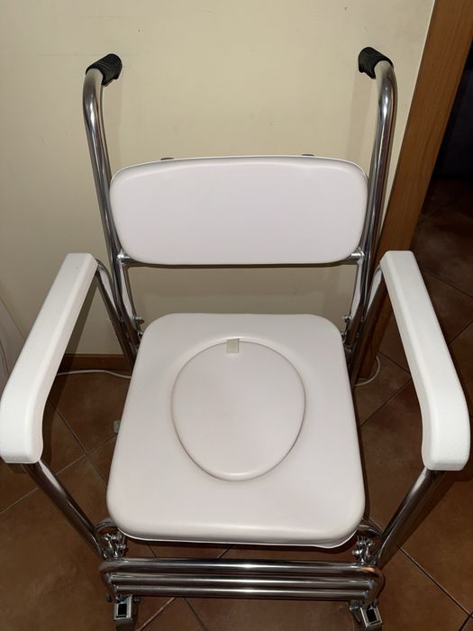 Cadeira de banho sanitária