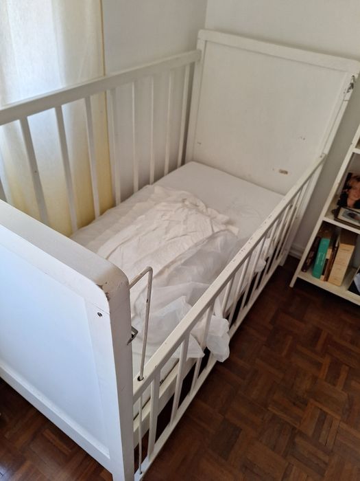Cama de grades branca de criança até 5 anos com  estrado de madeira