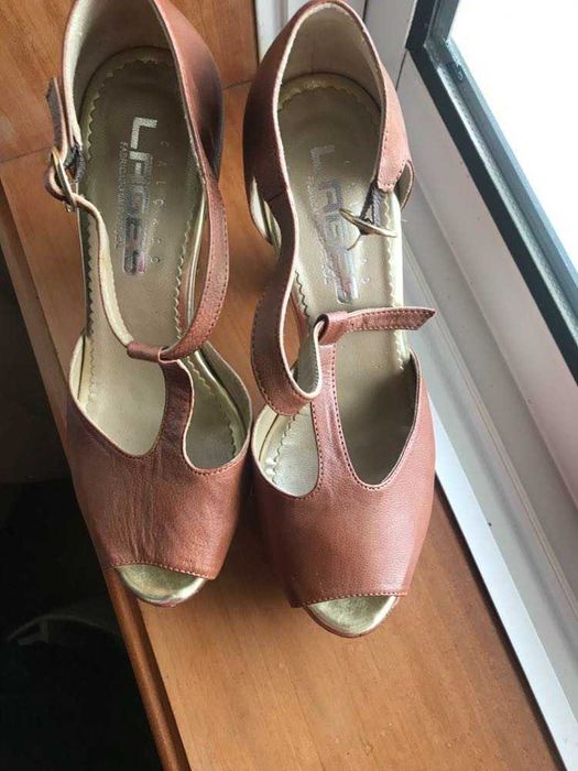 Sandália castanha pele