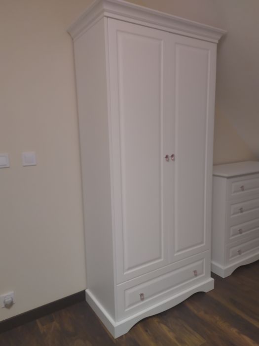 Dziecięce meble klasyczne lakierowane