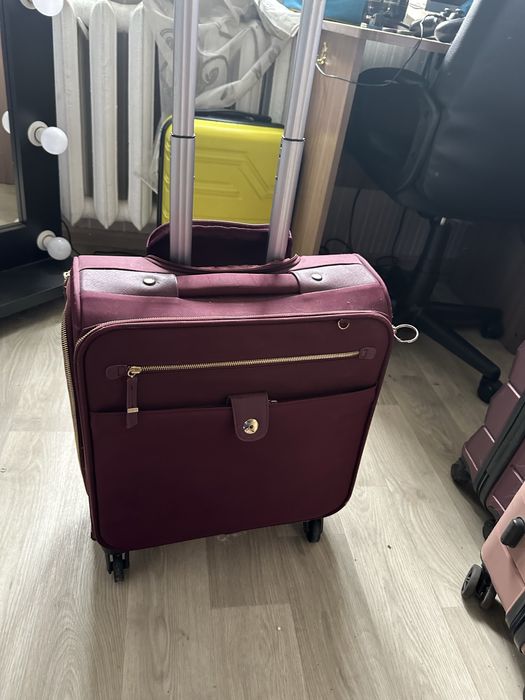 Чемодан дорожний