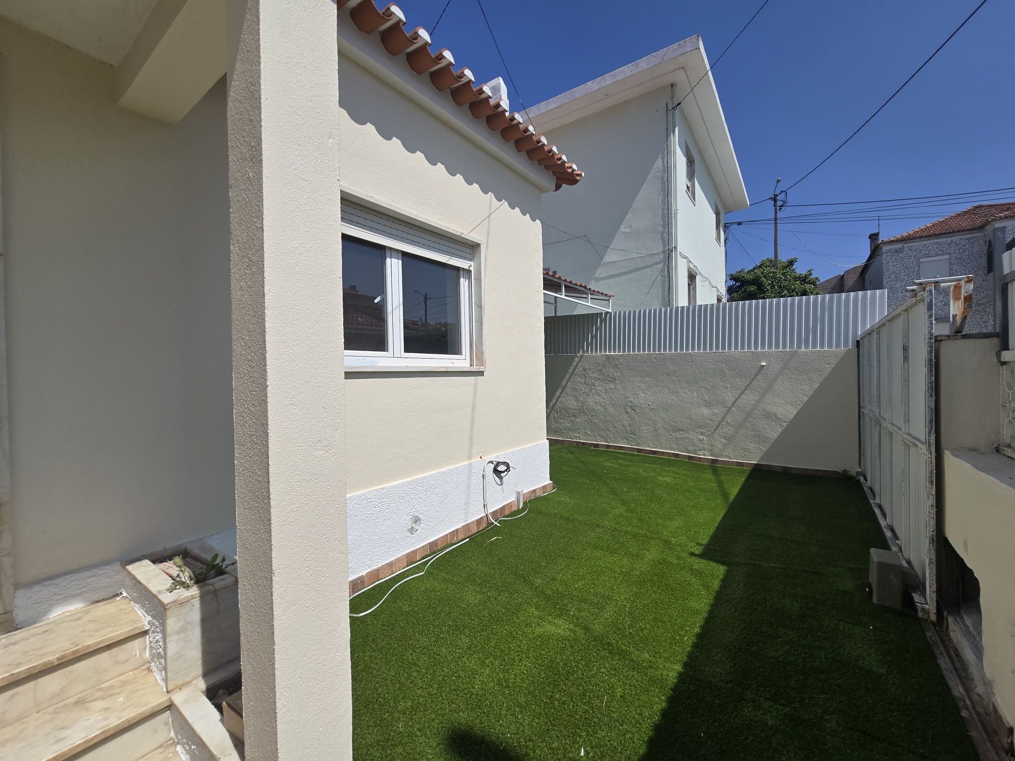 Alugo quarto em casa partilhada apenas para senhoras.