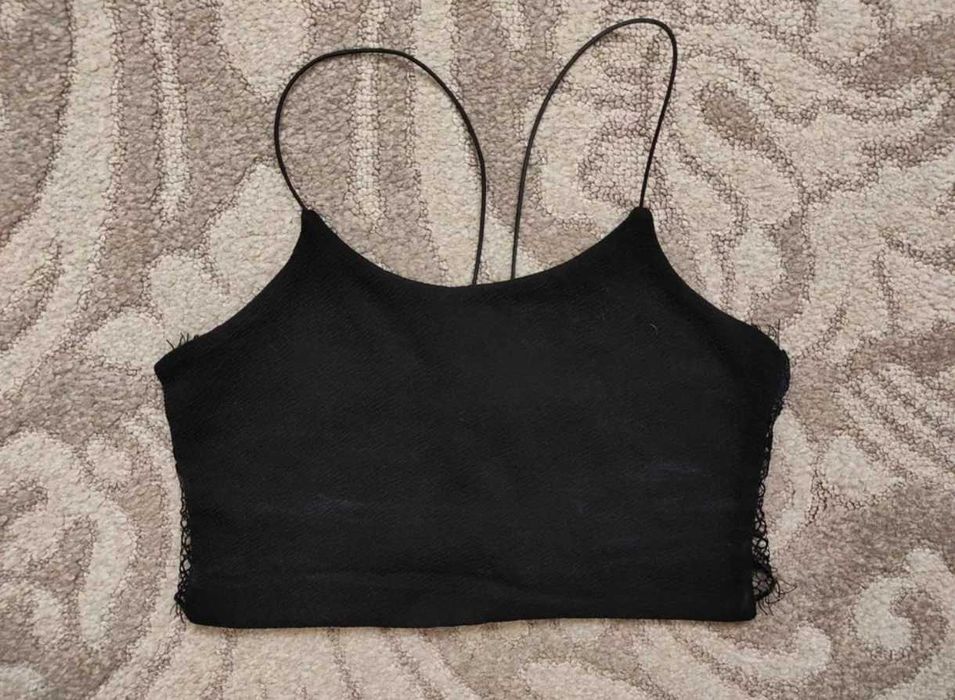 Czarna bluzka crop top z koronką boohoo