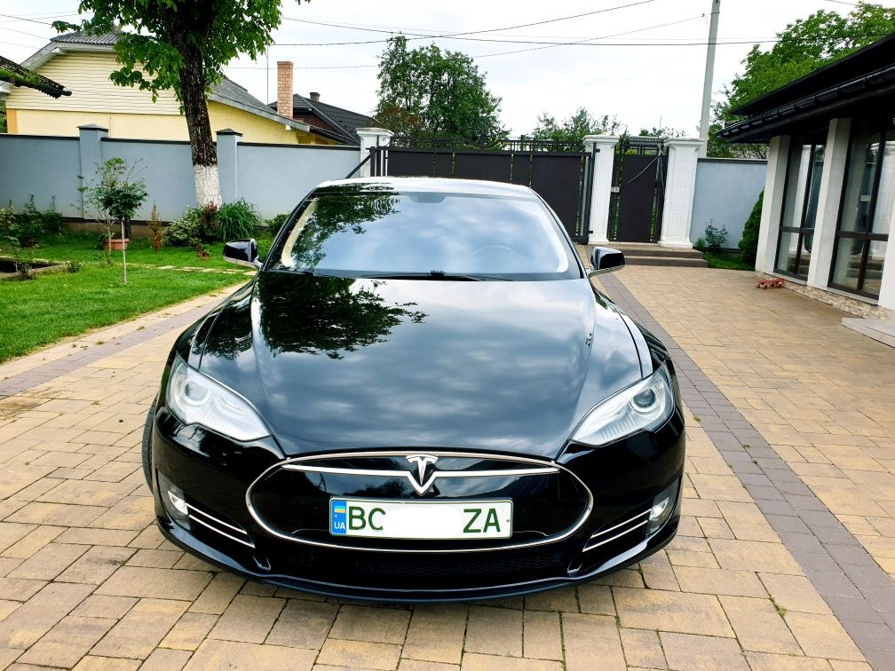 TESLA model S  P85