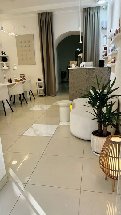 Продам действующий бизнес - студия маникюра, Центр