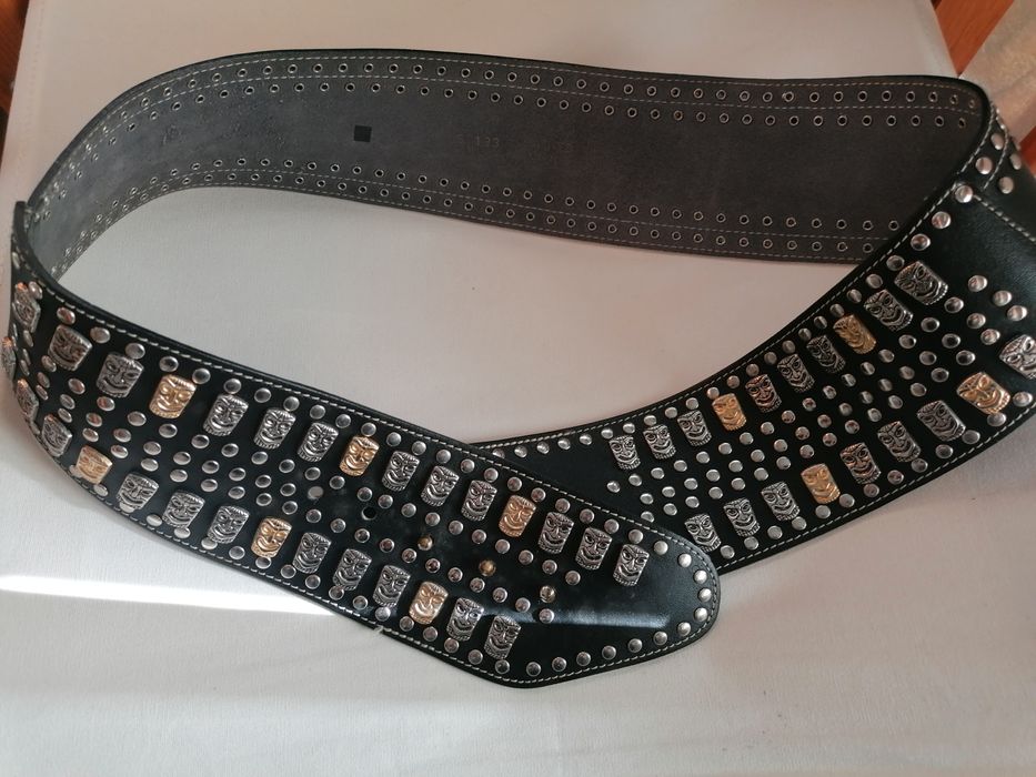 Cinto em Pele cravado com peças de metal