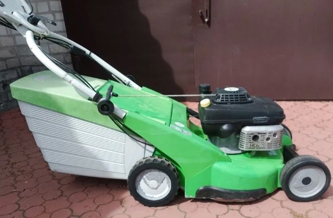 Газонокосилка бензиновая состояние новой.