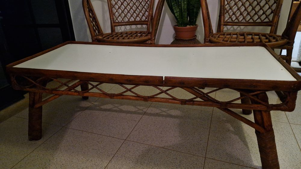 Conjunto de mesa e 2 cadeiras