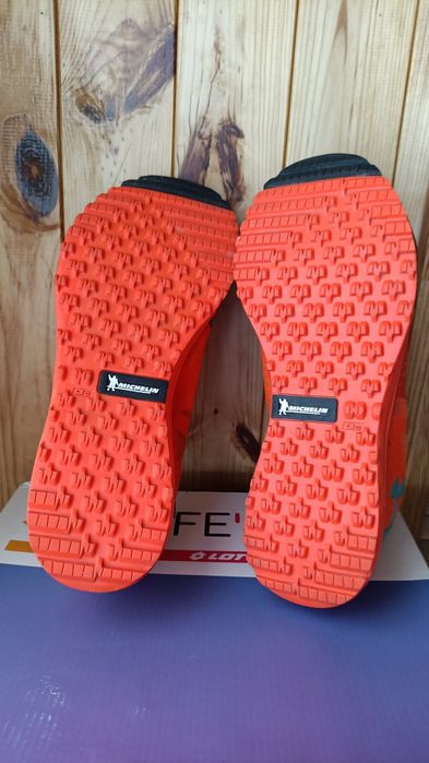 Кроссовки осенние водоотталкивающие Under ARMOUR.