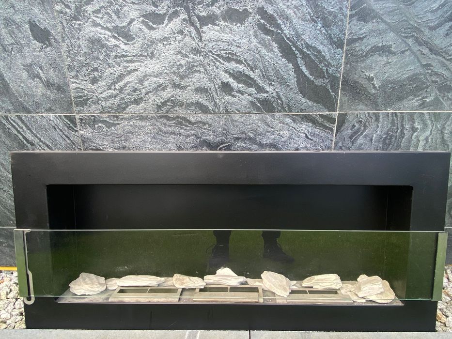 BIOKOMINEK 90 x 40 czarny z szybą.