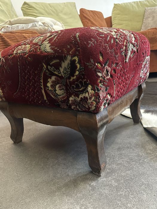 Розкішний пуфик банкетка на деревʼяних ніжках
