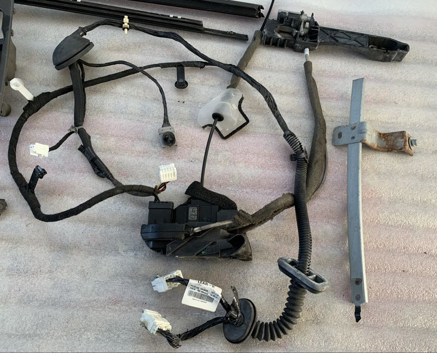 Стекло водительской двери QASHQAI j10, запчасти