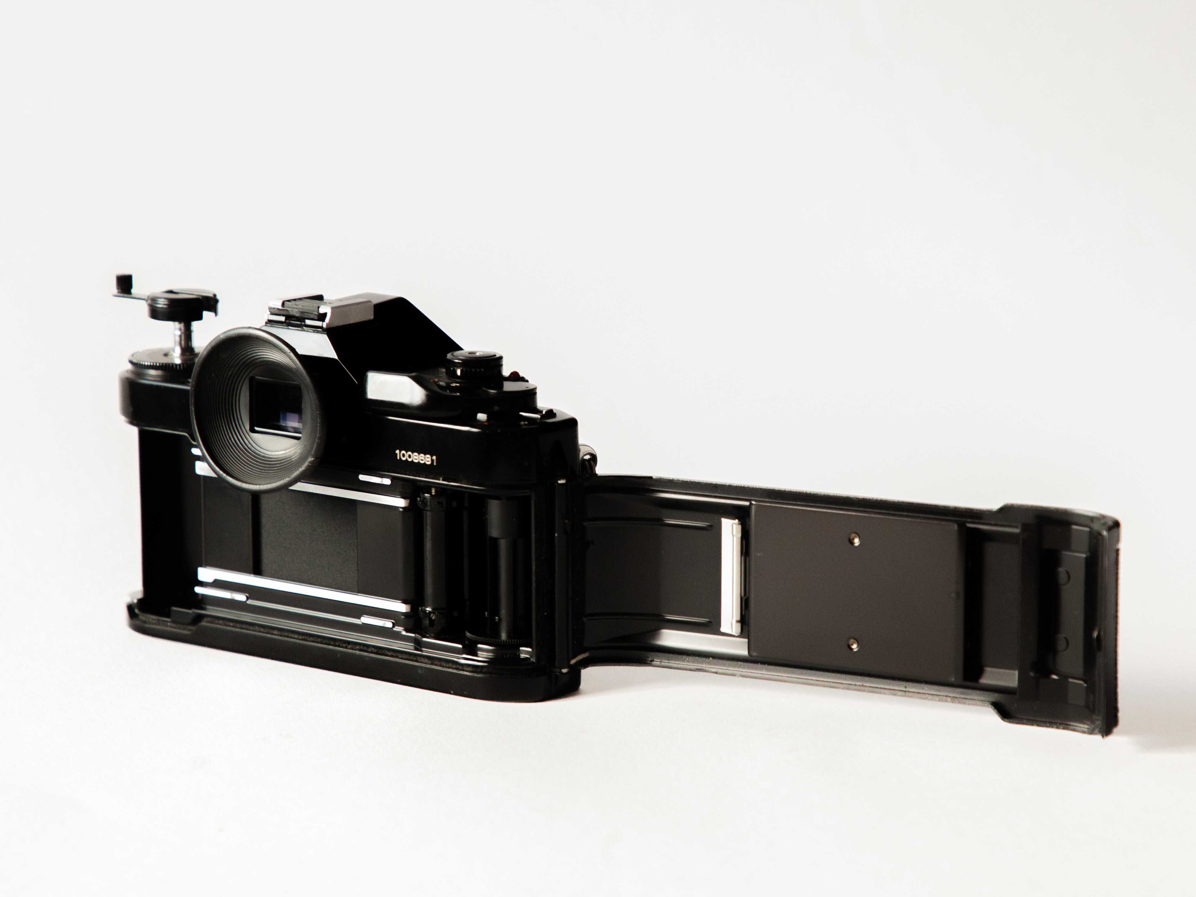 Canon A1 + Canon FD 50mm 1.4 + motor drive + kufer