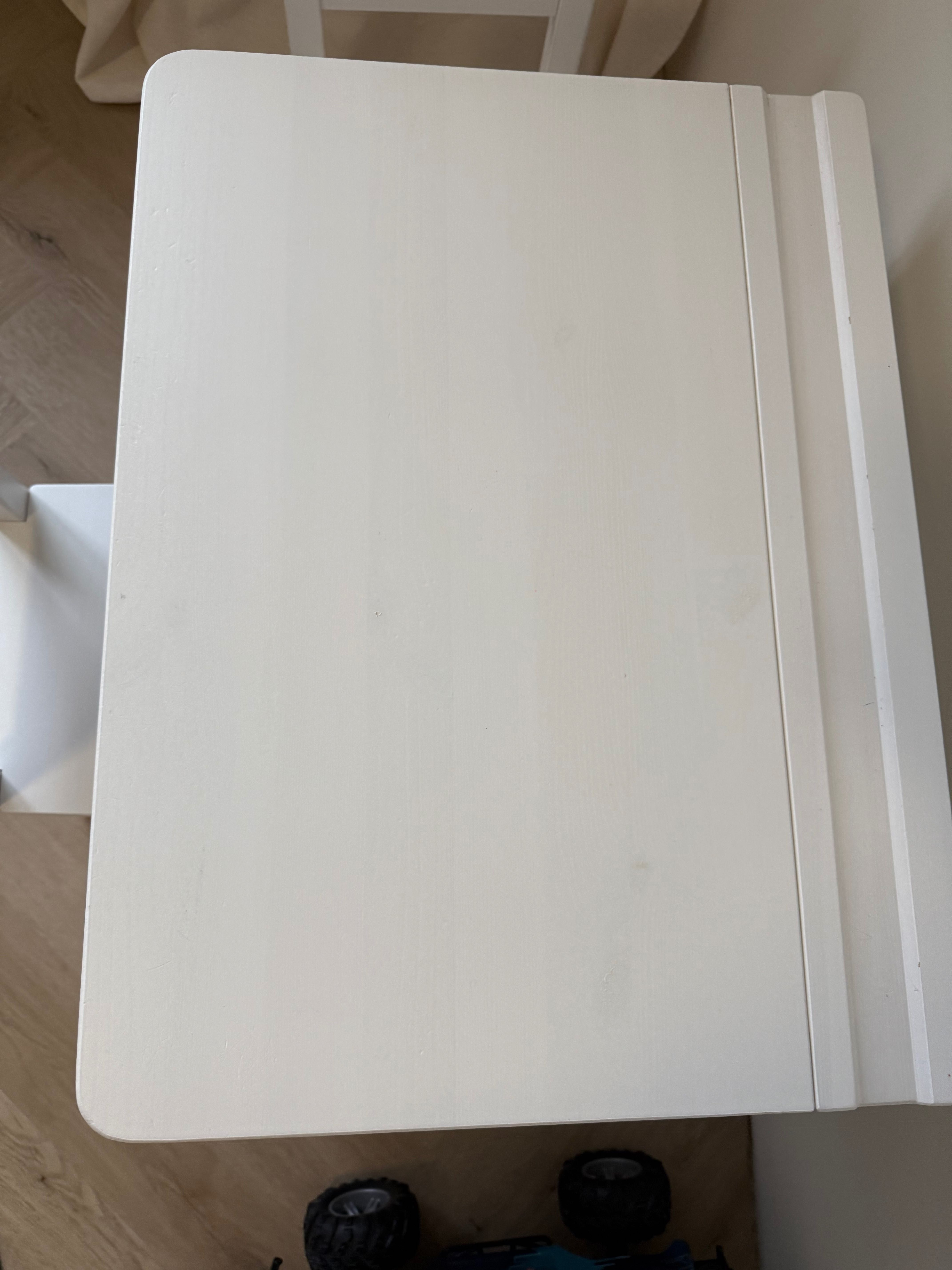 Ikea sundvik biurko dziecięce i dwa krzesełka