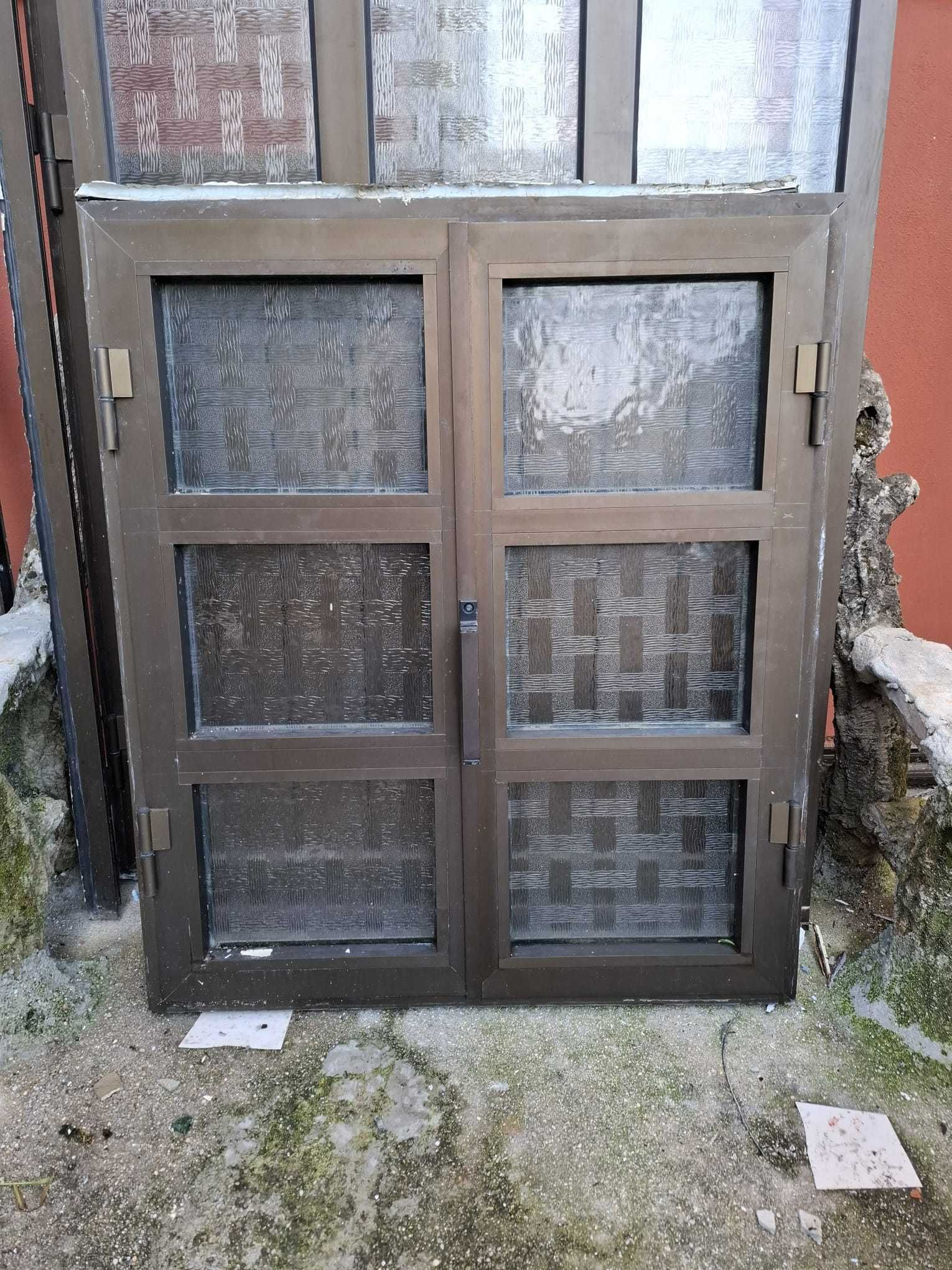Portas e janelas em Alumínio castanho com vidro simples
