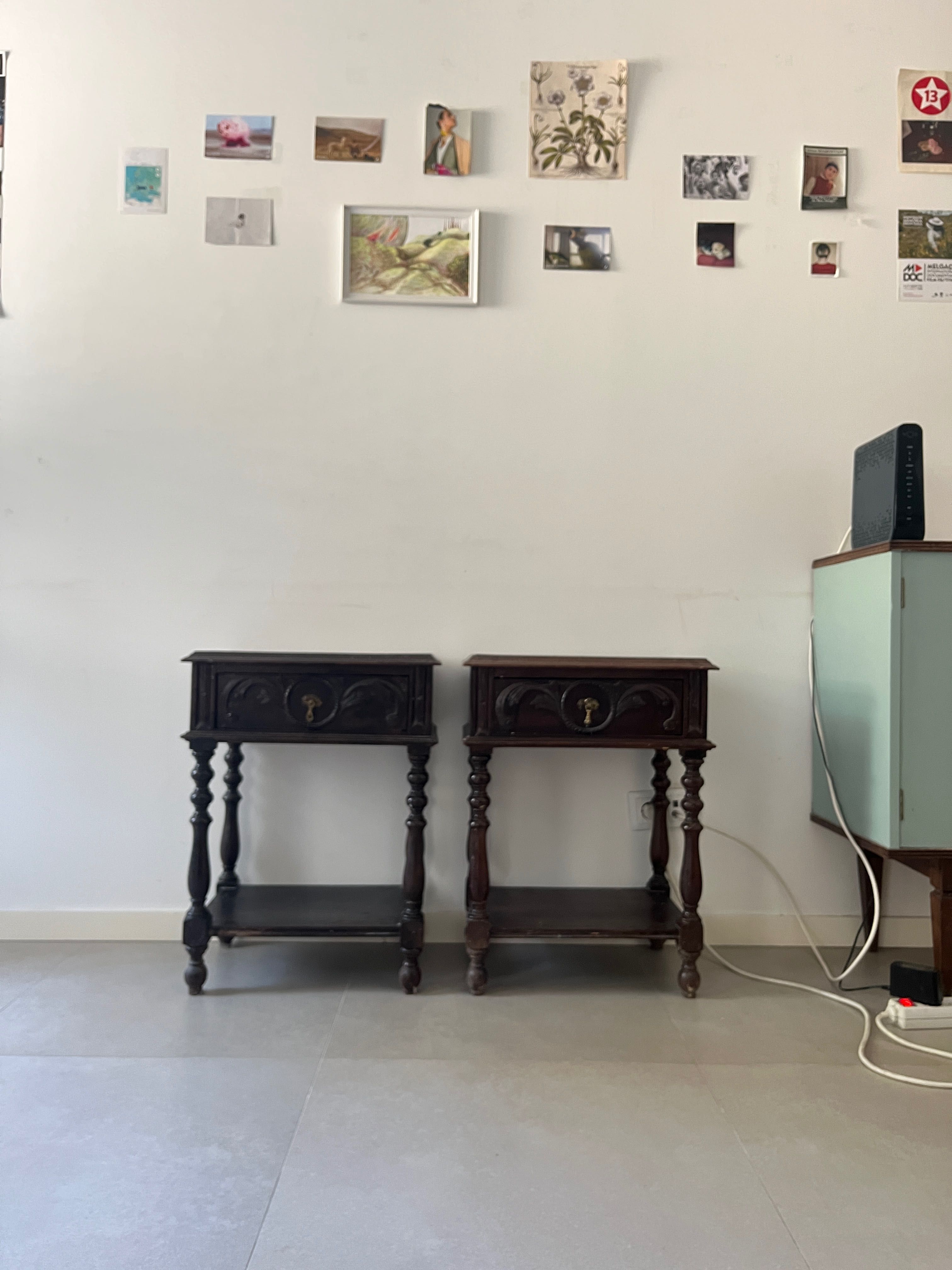 Mesa de cabeceira antiga em madeira