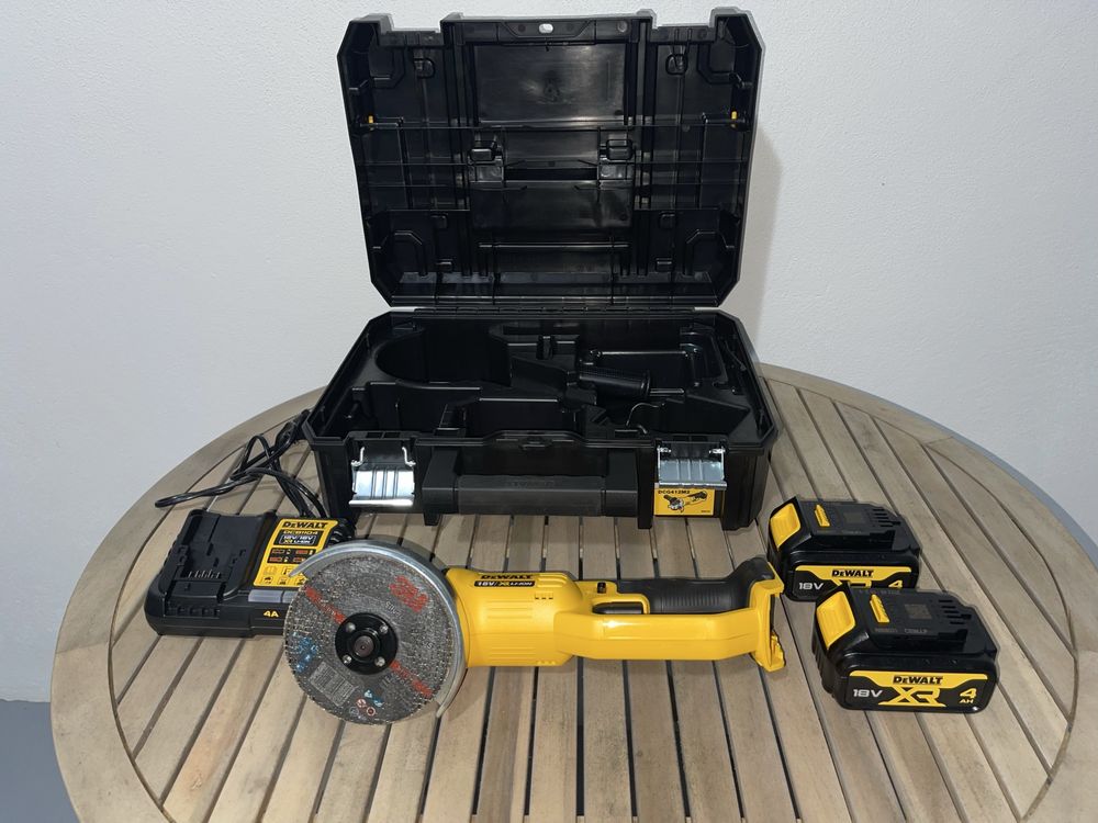 Rebarbadora DeWalt 18V XR 125mm DCG412M2 c/ 2 Baterias 18V 4Ah