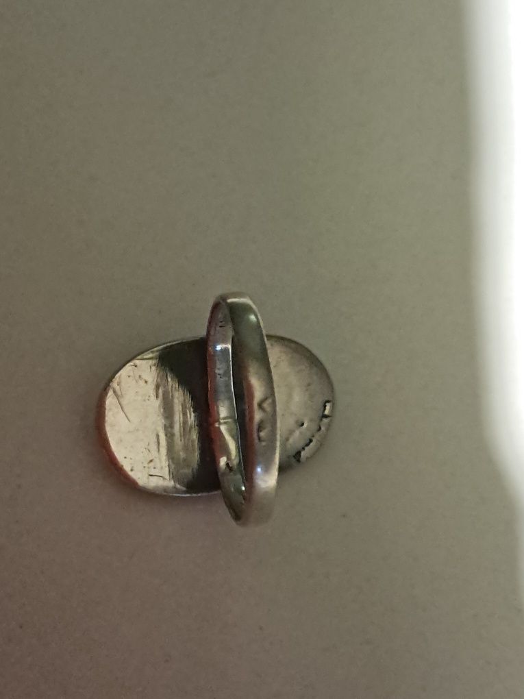 Stary srebrny pierścionek z białą masą perłową 17 mm prl