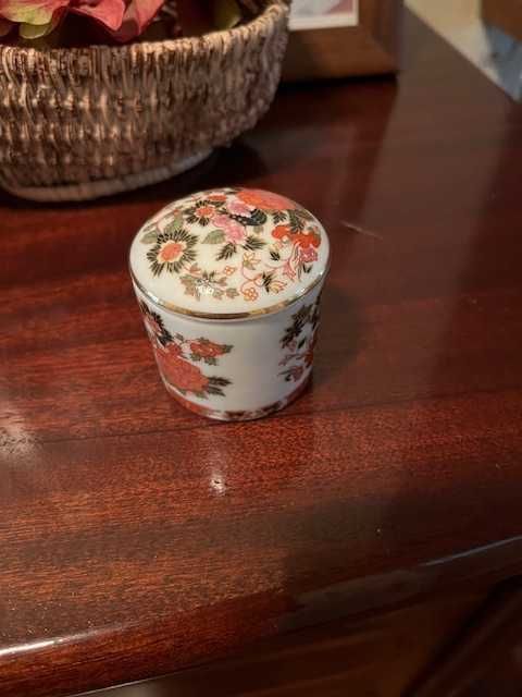 Caixa e pote em porcelana