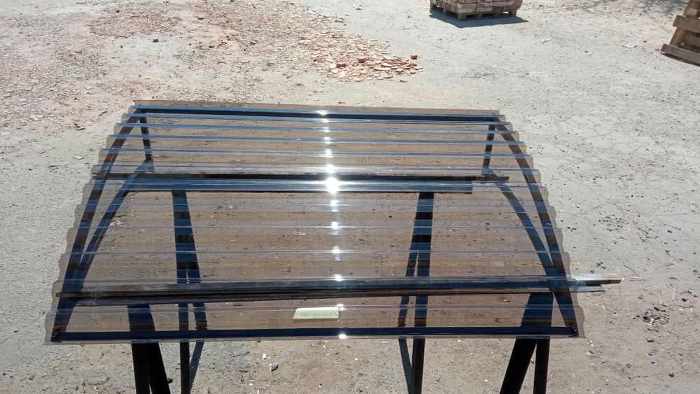 Піддашок над дверима.