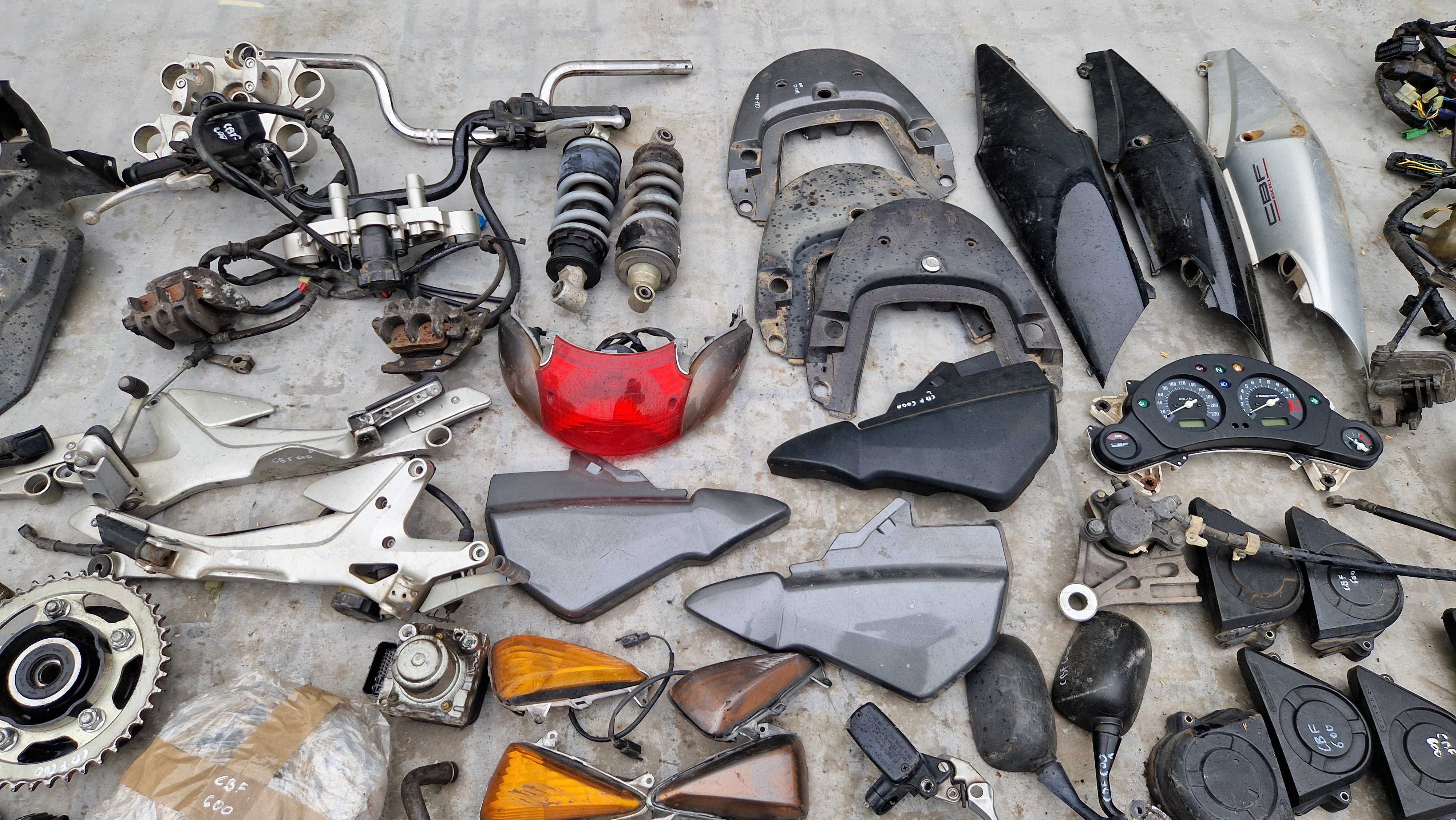 Honda CBF 600 PC38 cewka zacisk zegar uchwyt stelaż przekaźnik klamka