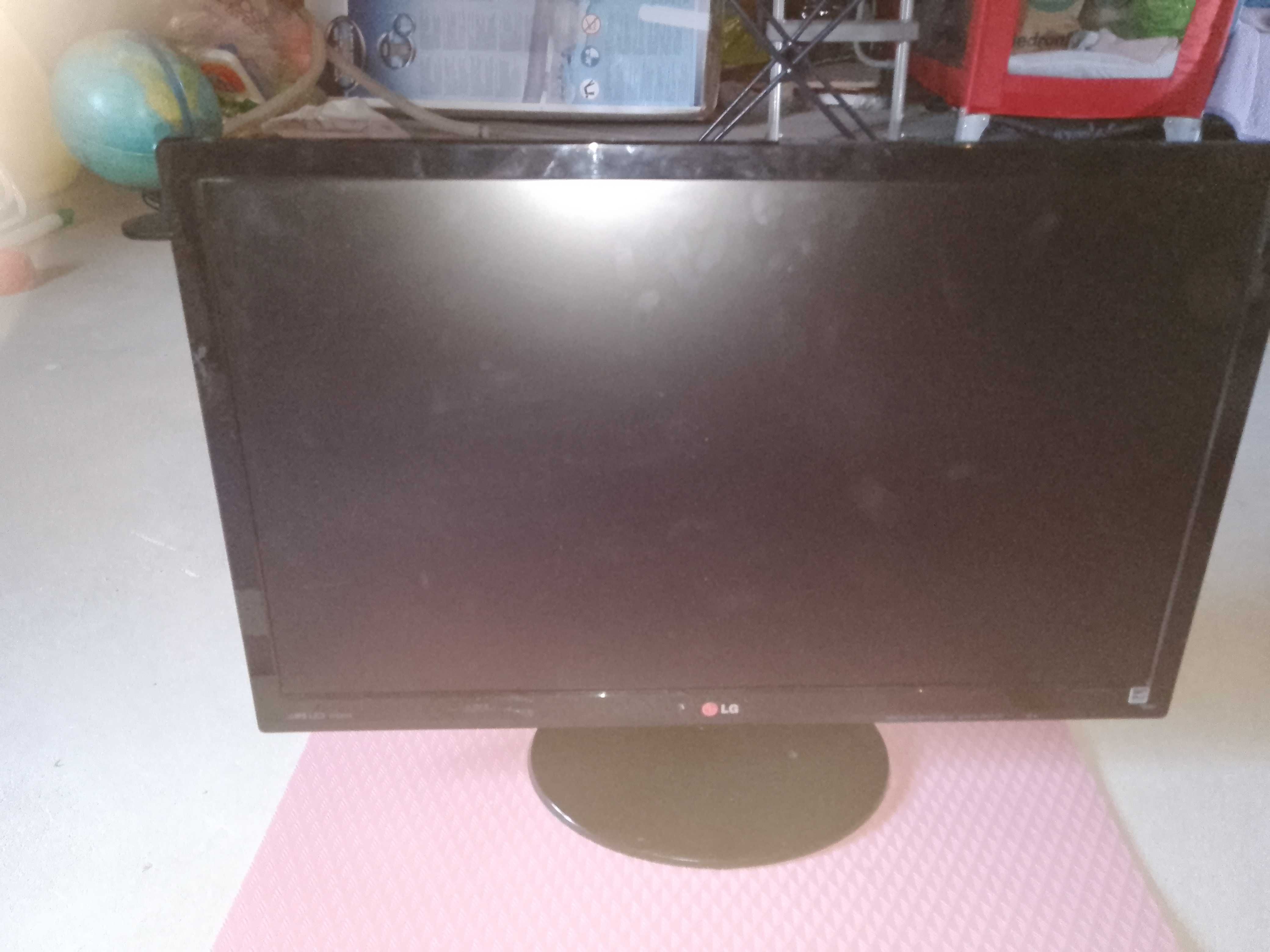 Komputer z monitorem