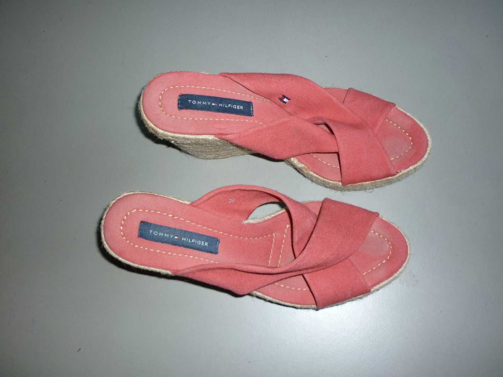 Tommy Hiliger klapki w typie espadryli na koturnie