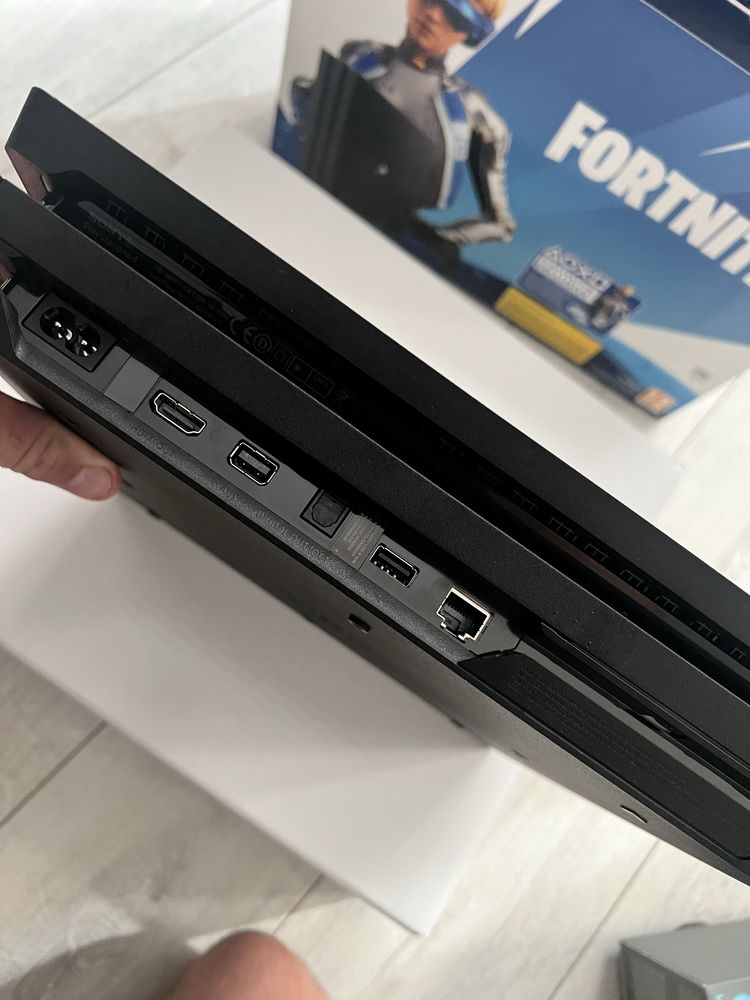 Ps4 pro 1tb +2 pady+ 3 gry