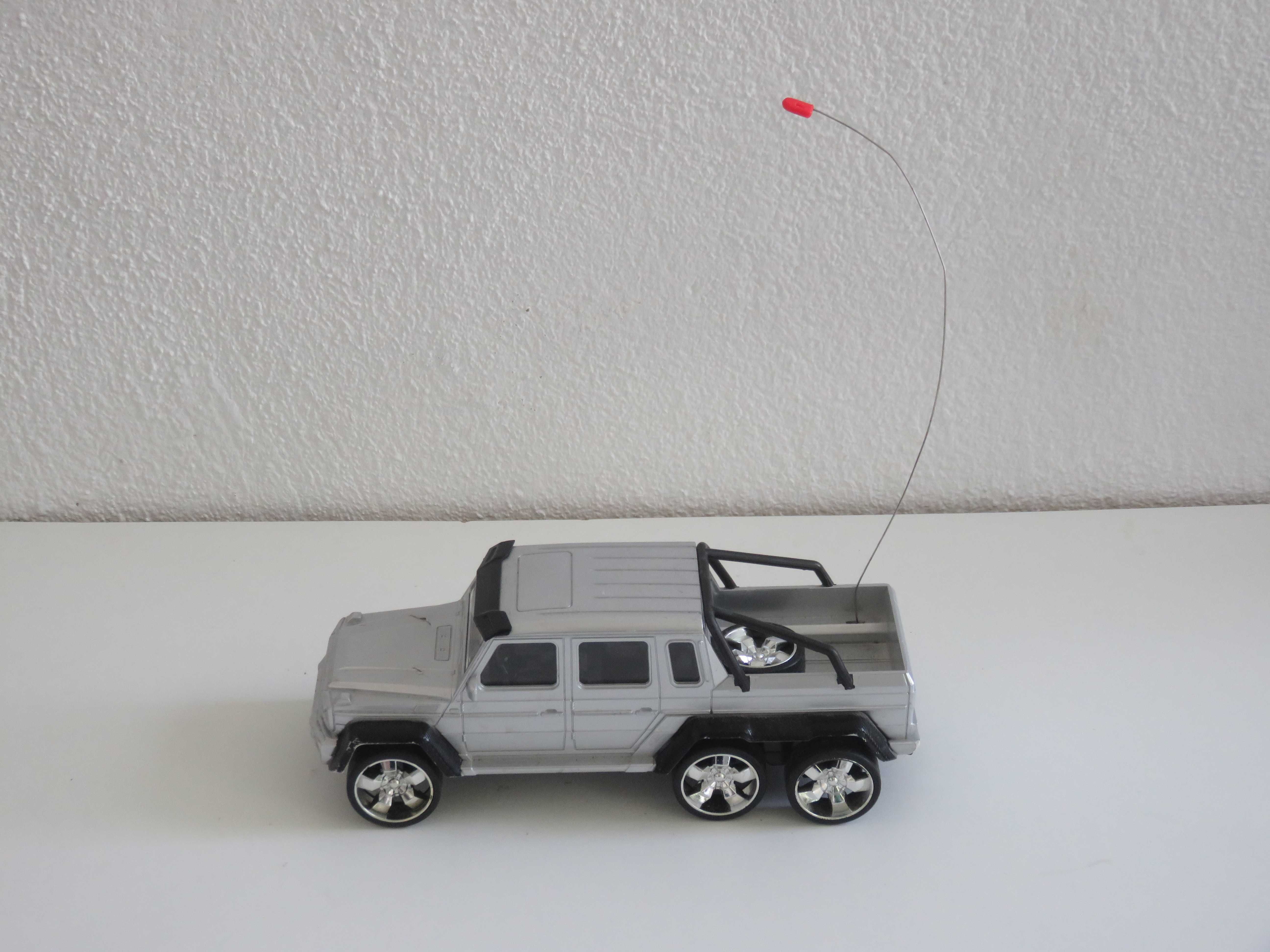 Brinquedo: Pick-up Cinzenta com Telecomando