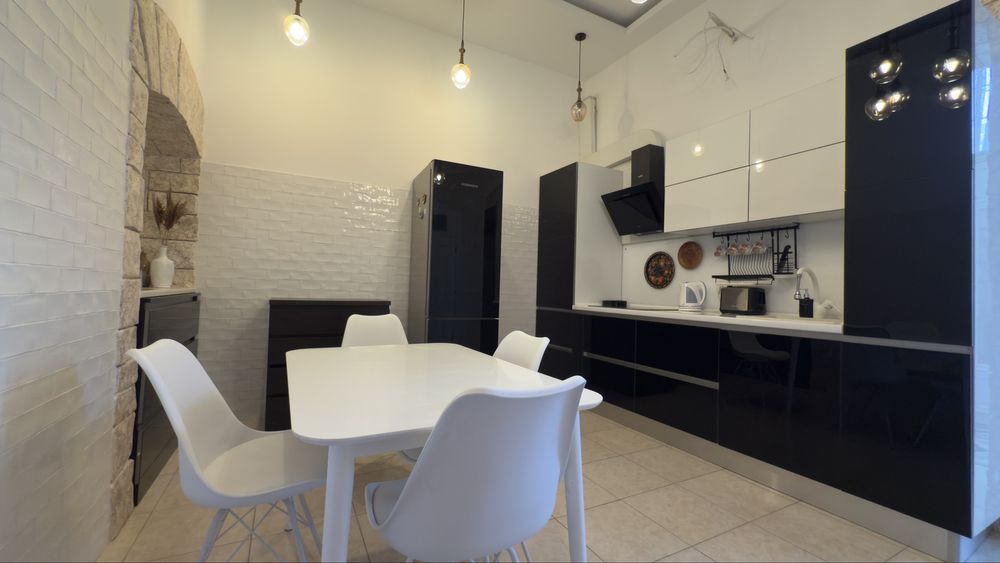 Продам 3 комнатную квартиру с ремонтом центр Старобазарный сквер