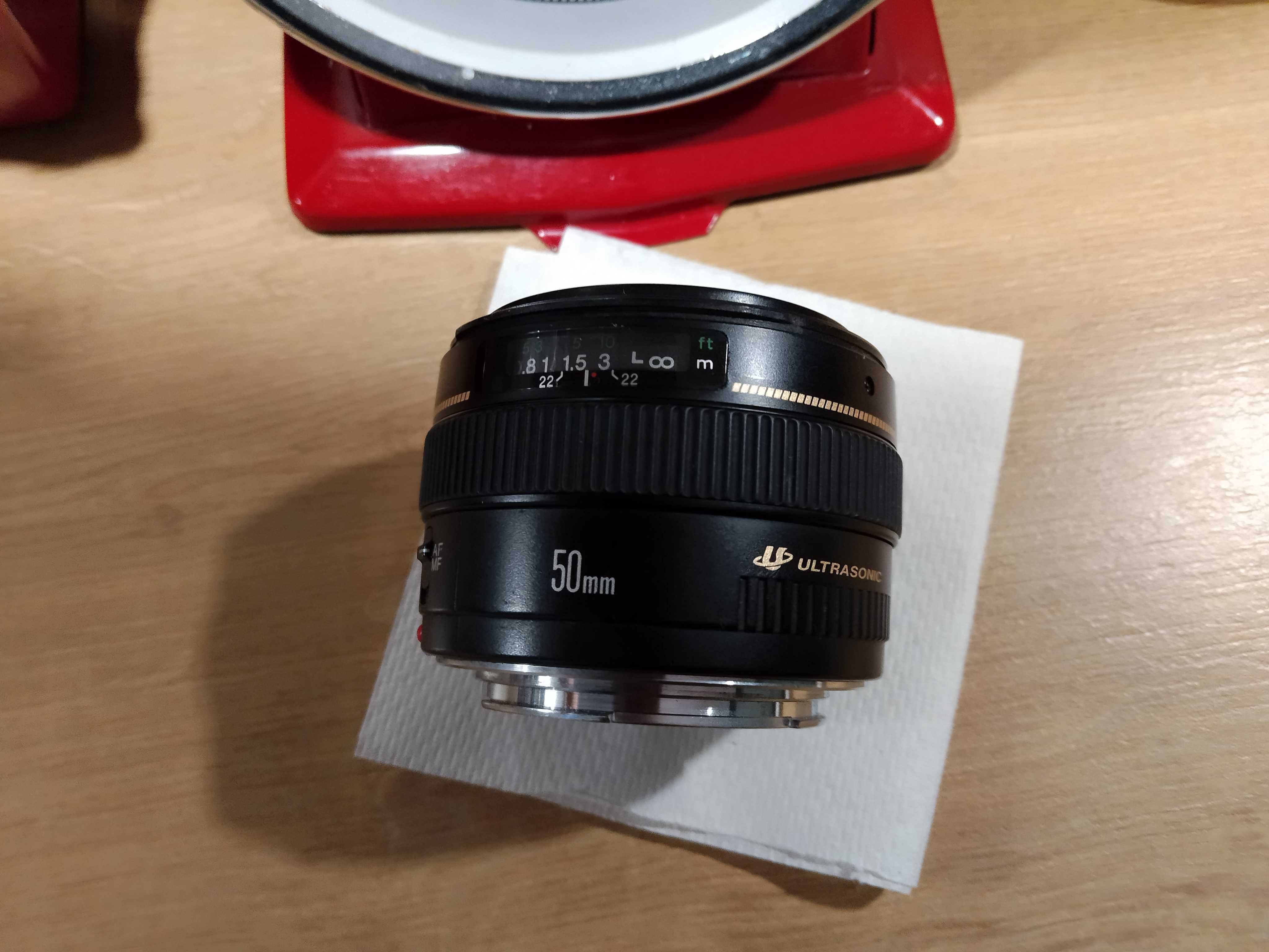 obiektyw Canon Lens EF 50 mm 1: 1,4 wraz z osłoną