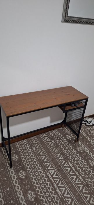Secretaria e cadeira de escritório