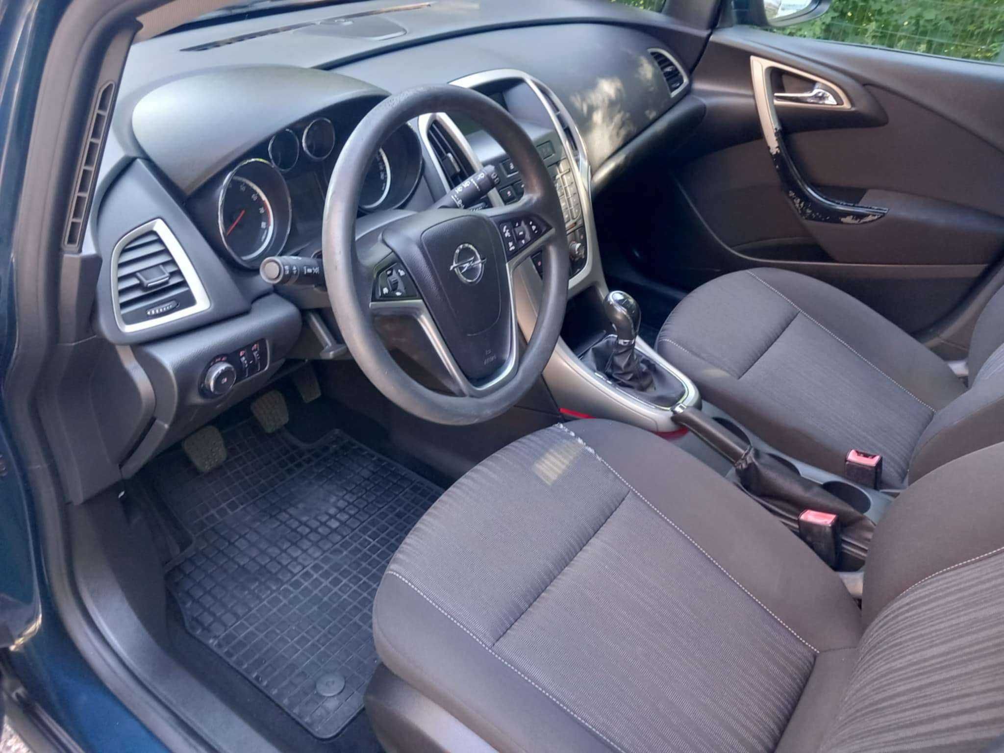 Opel astra-j 2012r stan bardzo dobry
