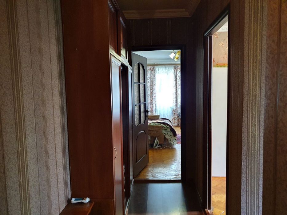 Здається місце у кімнаті, у районі 12-школи.