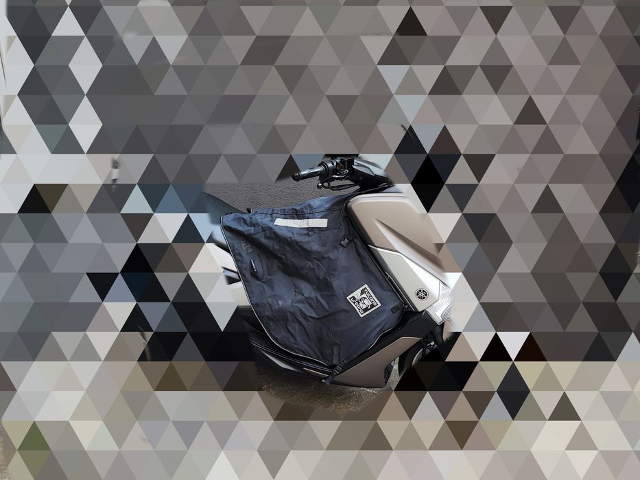 Pokrowiec Tucano Urbano do Yamaha Nmax na nogi