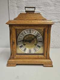 Stary piękny zegar kominkowy w dębowej obudowie i oryginalnym werkiem