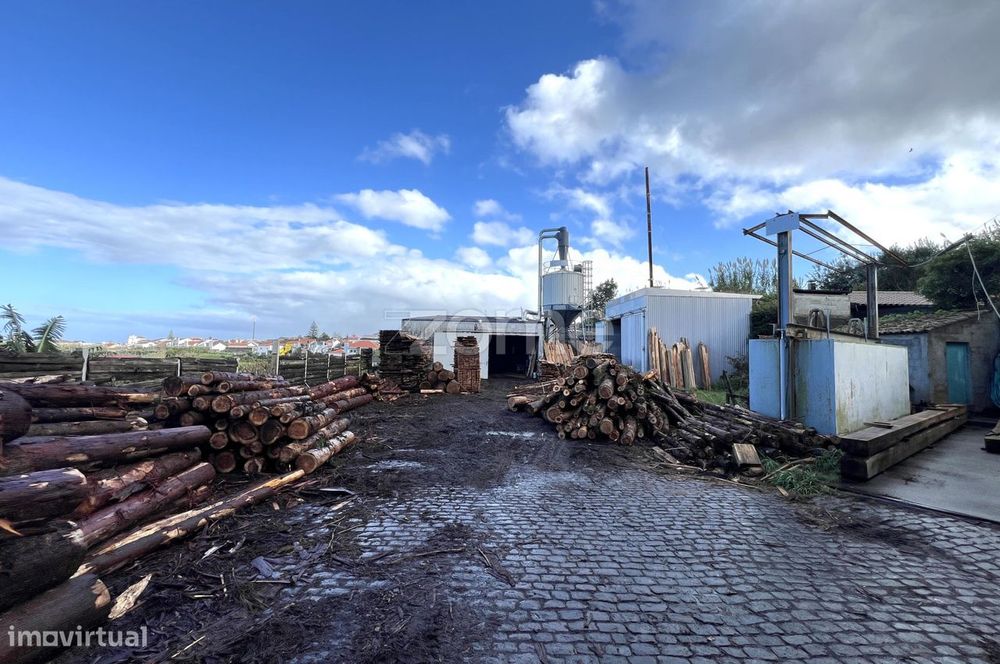 Moradia T4, Armazém e Escritório em Terreno de 2020 m² – Rabo de Pe...