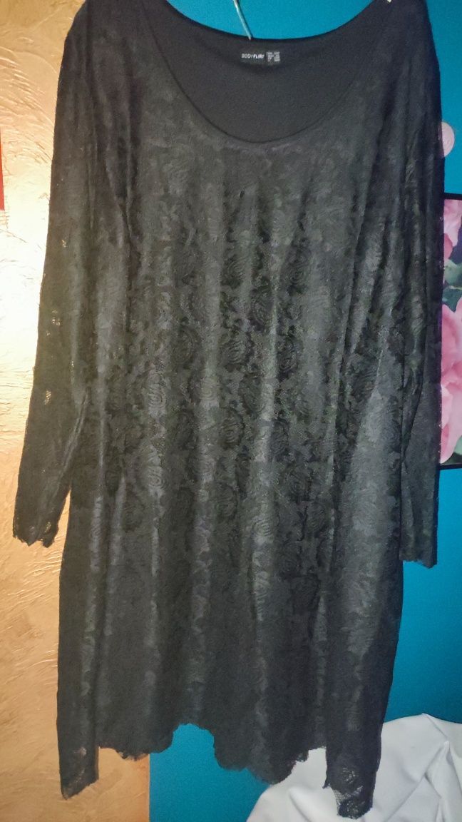 Sukienka z koronki (plus size)