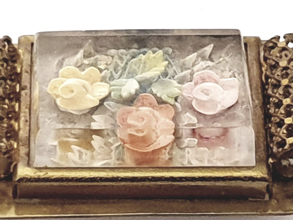 Linda pregadeira com intaglio de flores dos anos 50