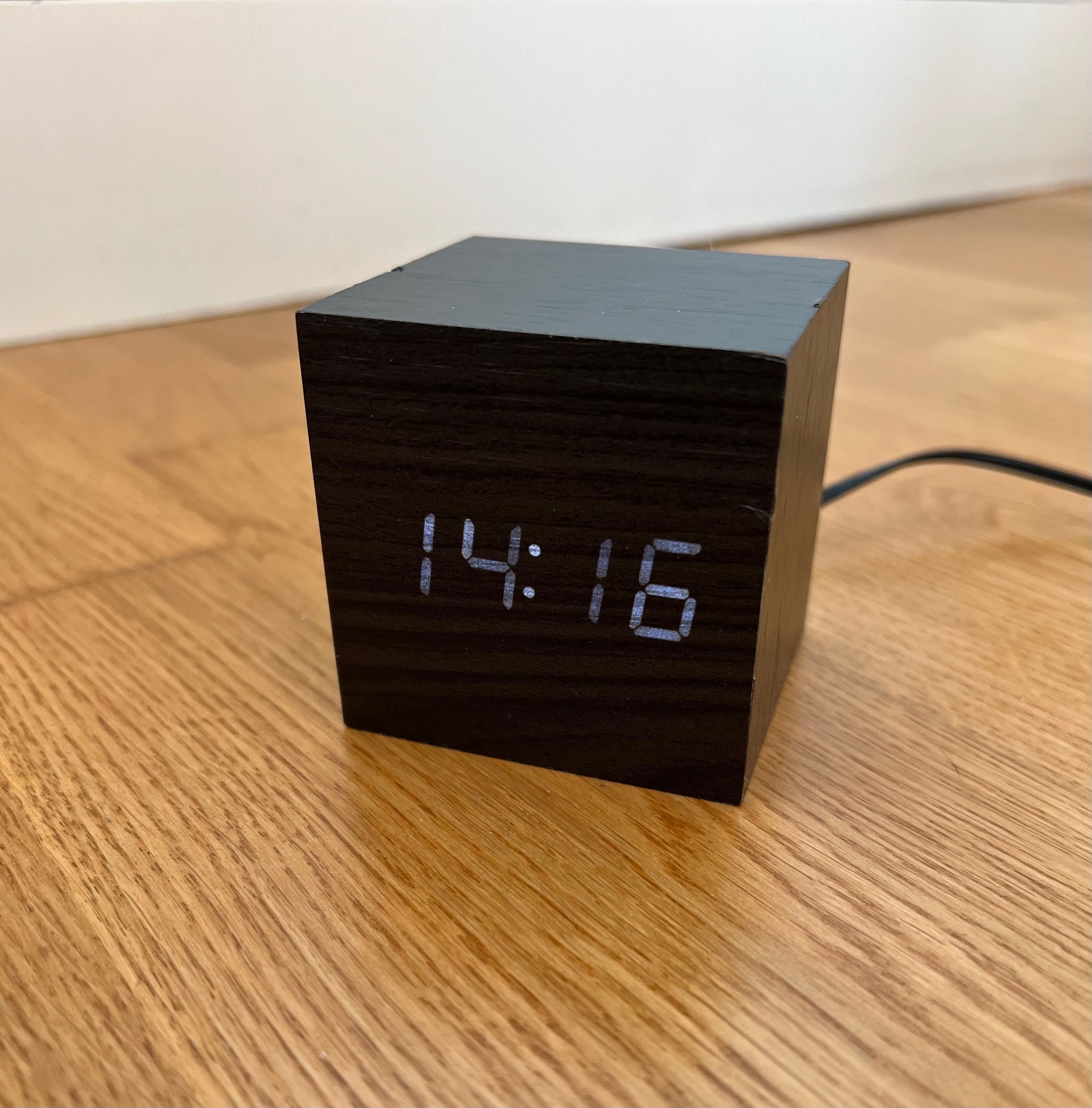 Relógio despertador de mesa cubo preto Gato Preto