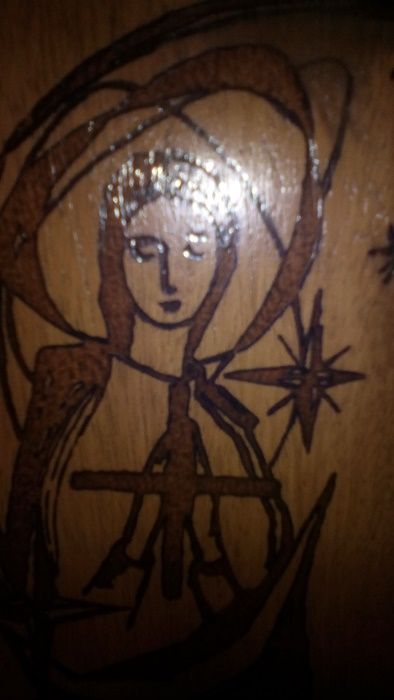 Pirogravura de Nossa Senhora em madeira.
