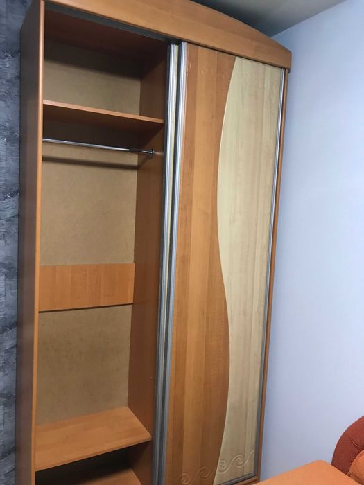 Меблі для дитячої кімнати (шкаф-купе, тумби, стіл)