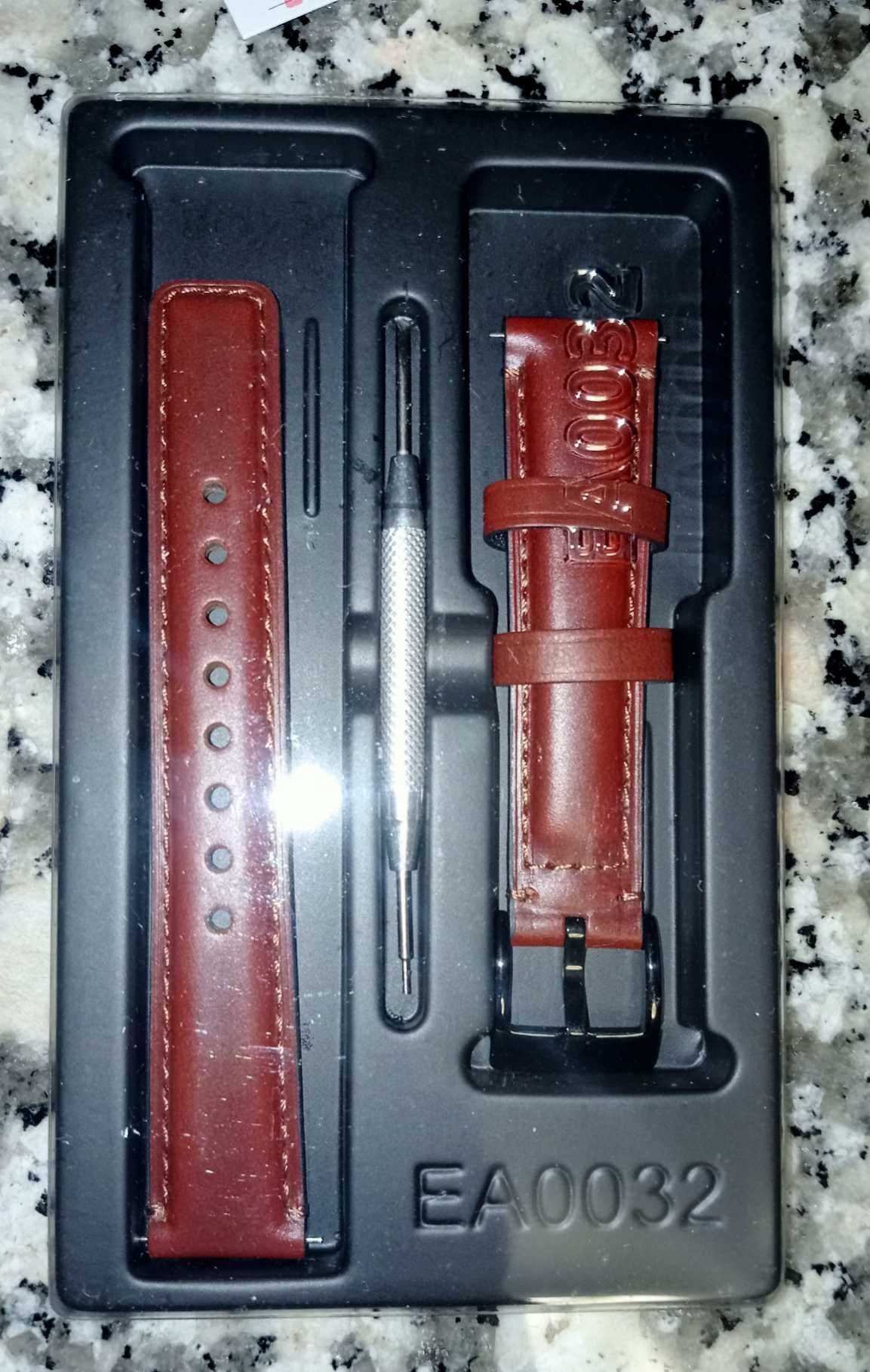 Bracelete de couro da Fullmosa. Novo!