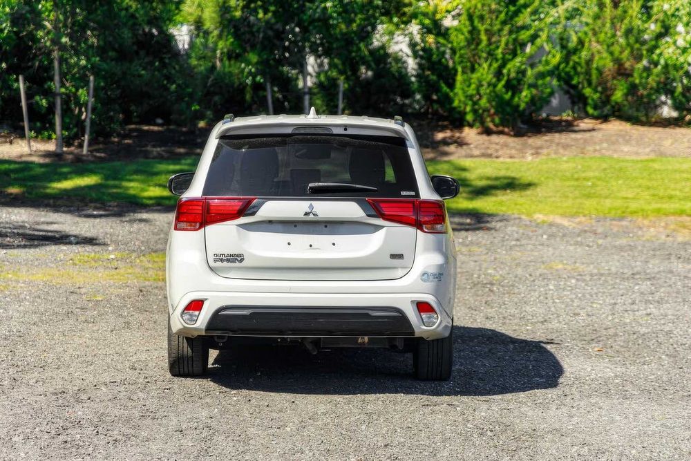 Mitsubishi Outlander Hybrid Plug-in LE S-AWC      2021