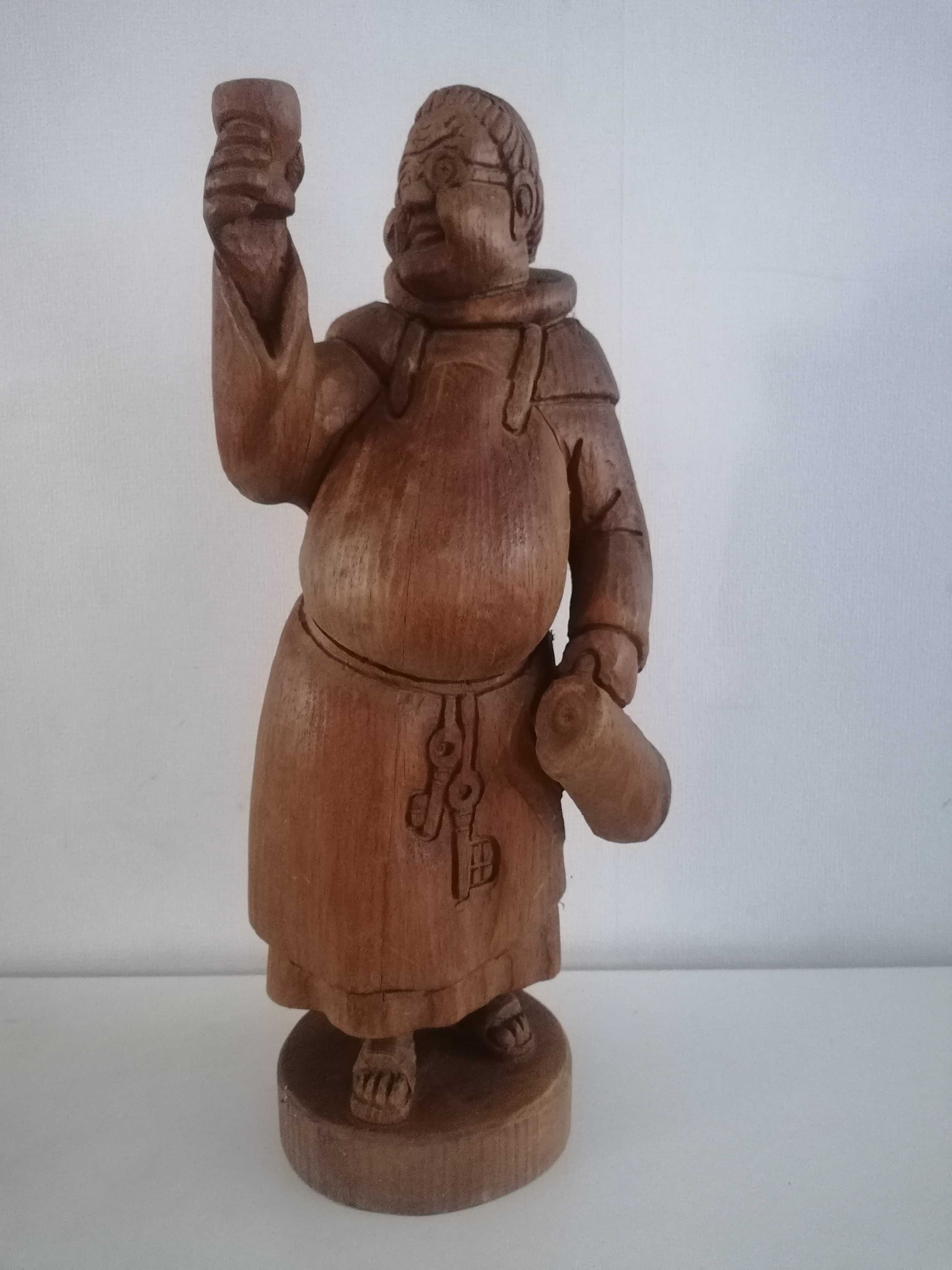 Stara ręcznie wykonana drewniana figurka mnicha