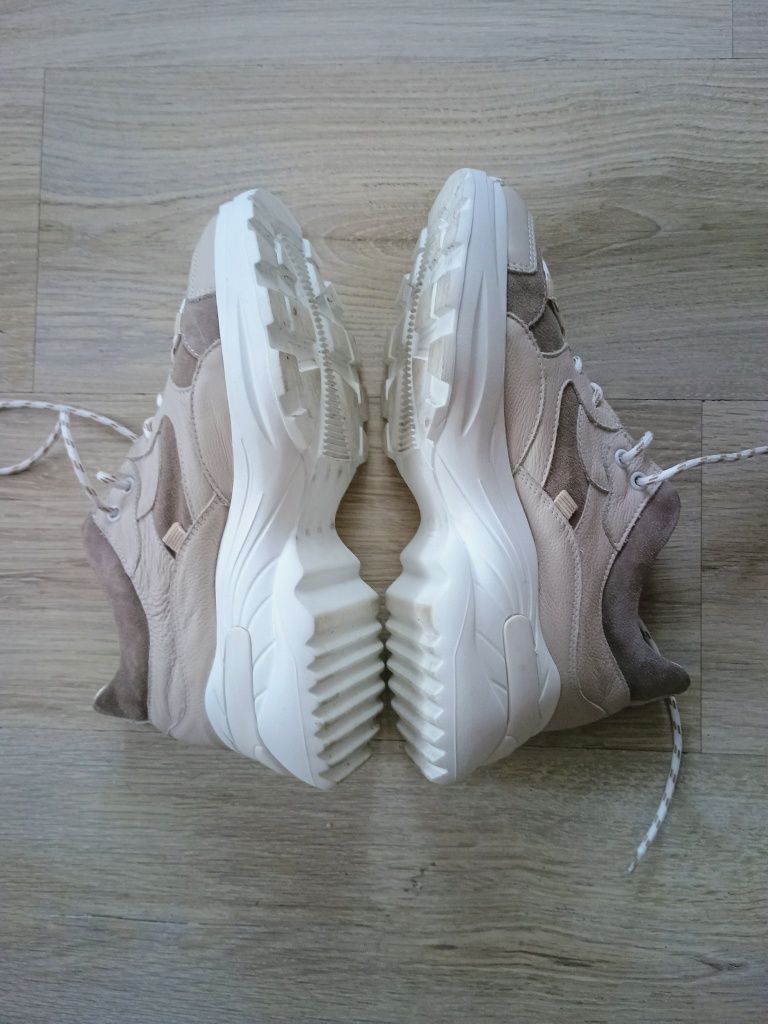 Adidasy snakersy beżowo białe skóra naturalna 41/26,5 cm