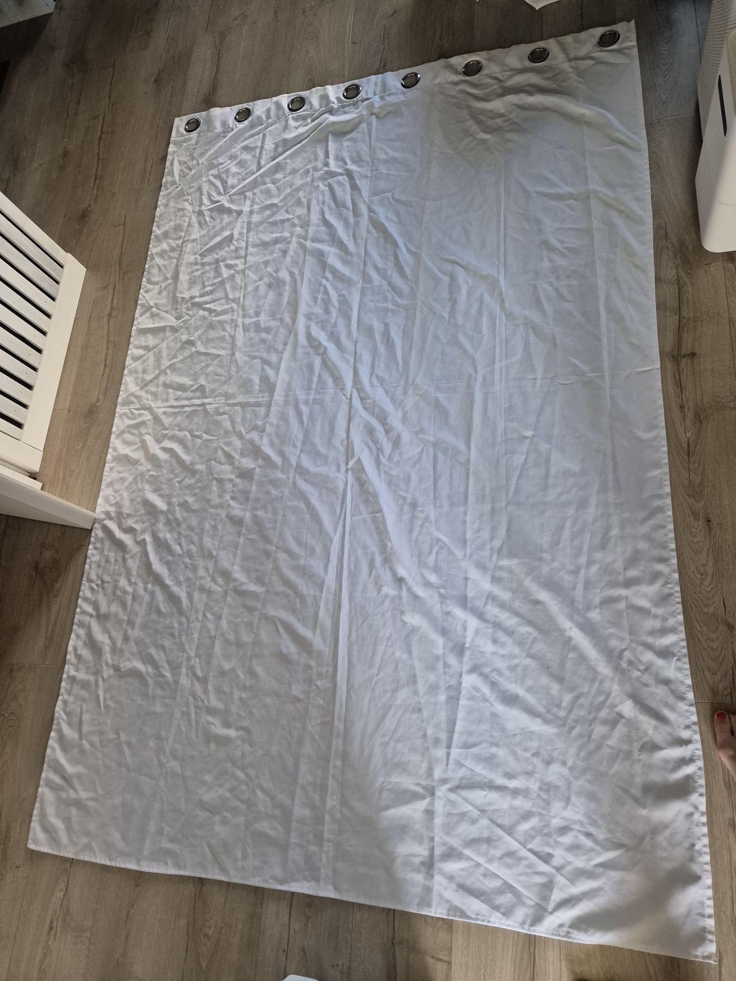 Pięć 5 białych zasłon poliestrowych o tym samym rozmiarze 138×213 cm.