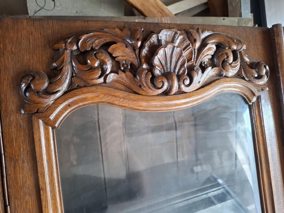 Stara drewniana szafa z biblioteczką