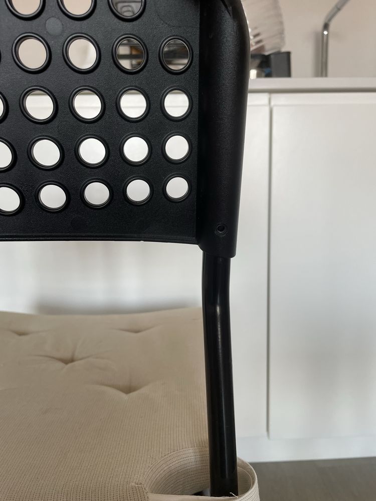 Czarne krzesło Ikea