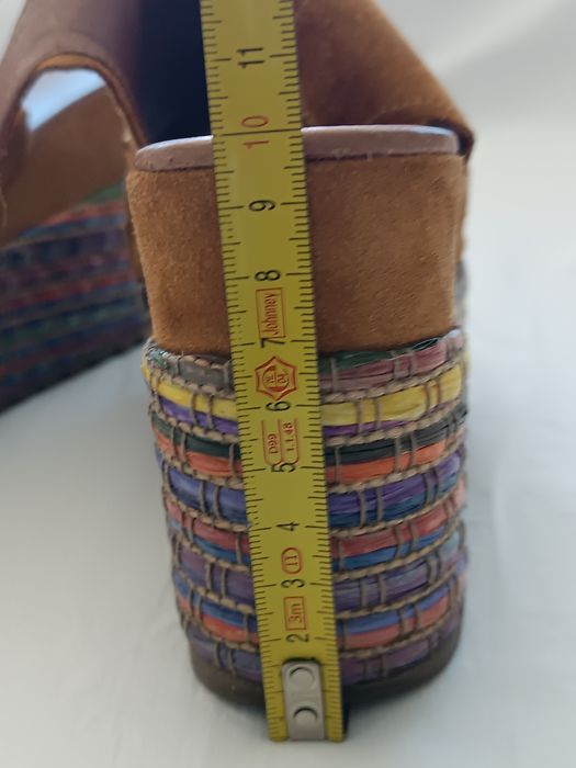 Sandálias compensadas